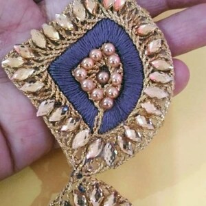 Adorno decorativo de piedra dorada gris con trabajo de zari, adorno de tela india, adorno para ropa de novia, cinta india, adorno de jacquard, ancho de 2,25 pulgadas NFL330
