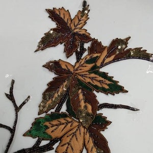 Applique florale faite main en sequins et perles : écusson feuille marron vert