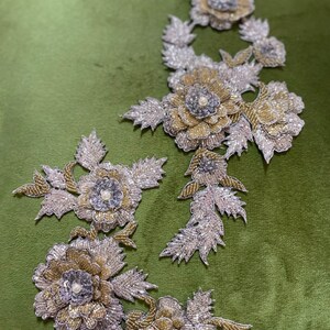 Handgjord pärlbroderad blomapplikation: Guld- och silverpaljettlapp (23 x 15 cm)