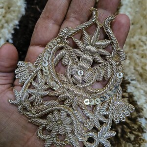 Appliqué uil pailletten: gouden ogen, parel en edelmetaaldraadontwerp
