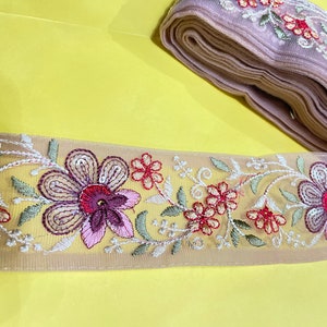 Adorno floral multicolor decorativo Adorno de tela india, Ropa nupcial, Trabajo de red, Adorno, tamaño-2,5 pulgadas-precio por 1 yarda NFL654