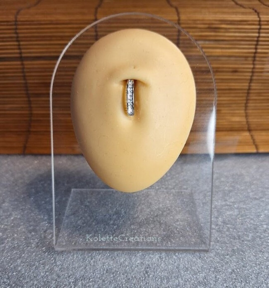 Tiny Belly Button Clicker/ Minimaliste Curved Bar Clicker/ Minimalist