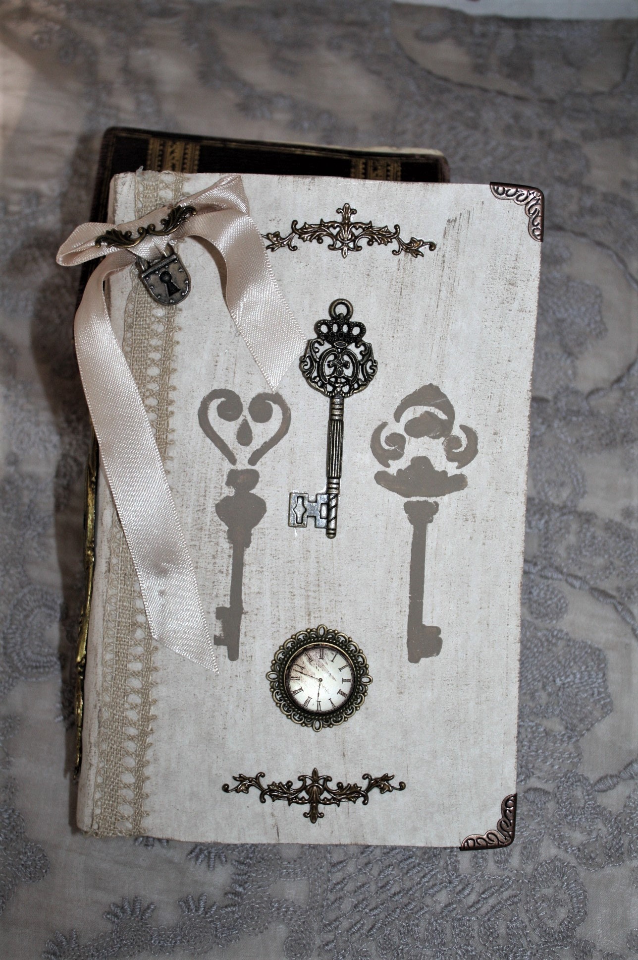 Livre Décoratif , Livre Thème Clefs , Livre Ancien