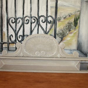 Frontón antiguo, carpintería, decoración de pared.