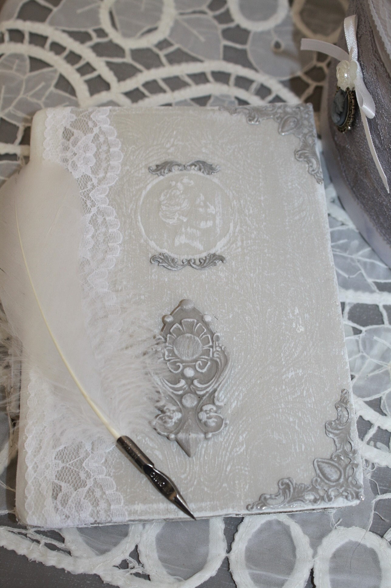 Livre Ancien , Livre Décoratif Romantique