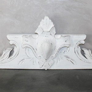 Frontone in legno patinato bianco, lavorazione del legno, decorazione di porte o finestre,