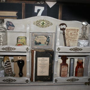 Etagère de curiosités , objets divers de curiosités , décoration vintage