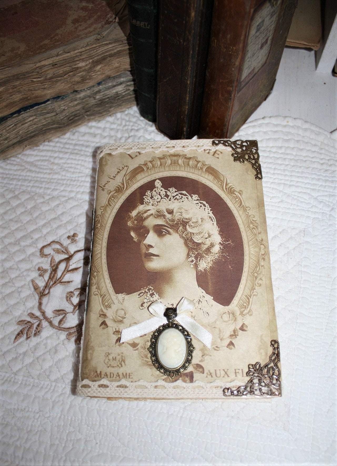 Livre Décoratif , Livre Shabby d'antan