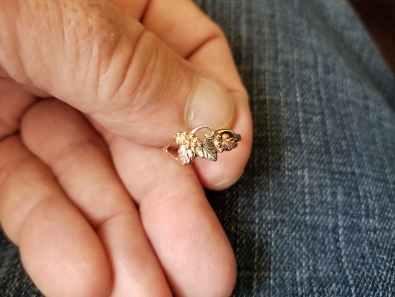 white and rose gold leaf pattern size 8 1.8 Grams 10k Yellow