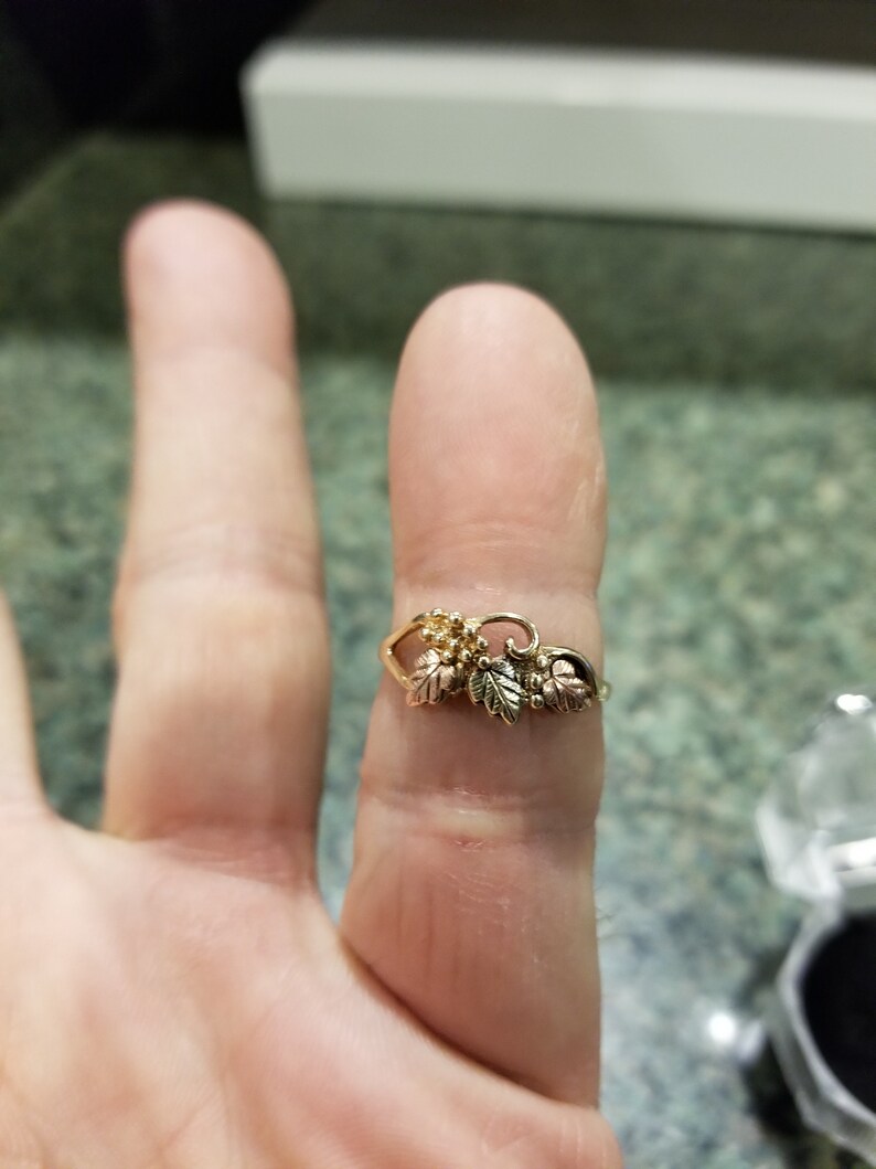 white and rose gold leaf pattern size 8 1.8 Grams 10k Yellow