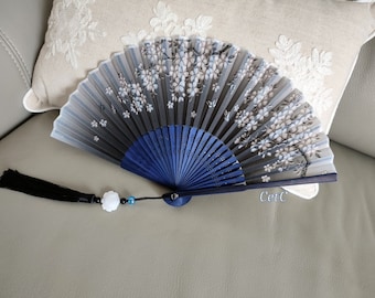 original fan with its elegant pompom L01070