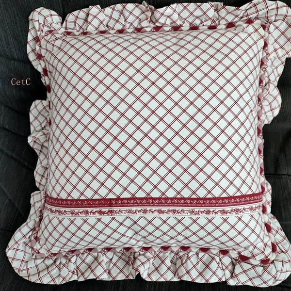 En bleu ou/et en rouge. Coussin fantaisie style campagne