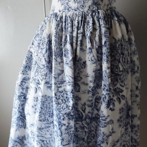 Jupe avec poches côtés en tissu toile de Jouy bleu marine et blanc W11 image 1