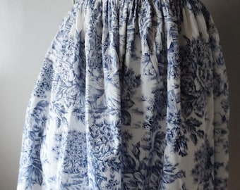 Jupe avec poches côtés; en tissu toile de Jouy bleu marine et blanc W11