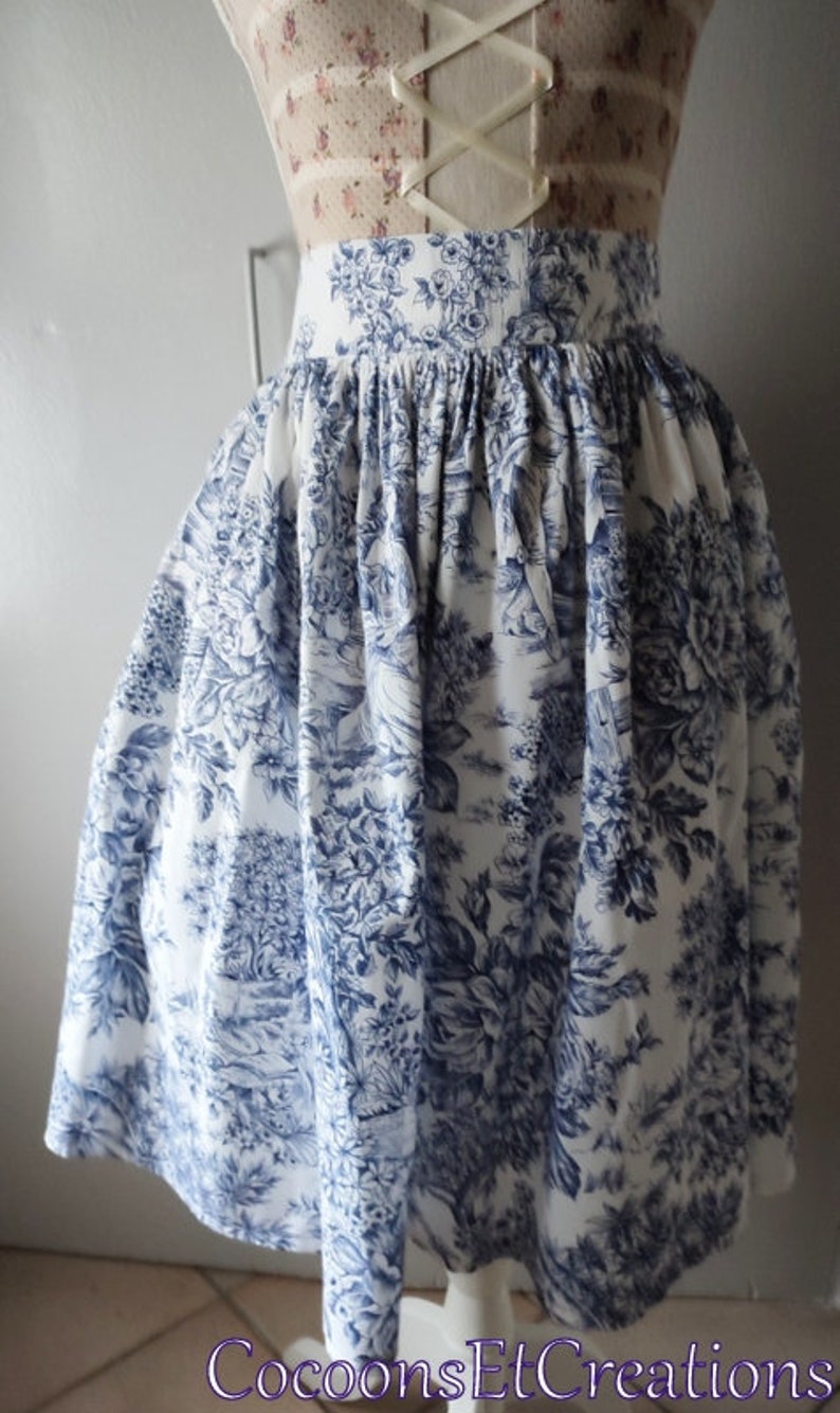 Jupe avec poches côtés en tissu toile de Jouy bleu marine et blanc W11 image 1