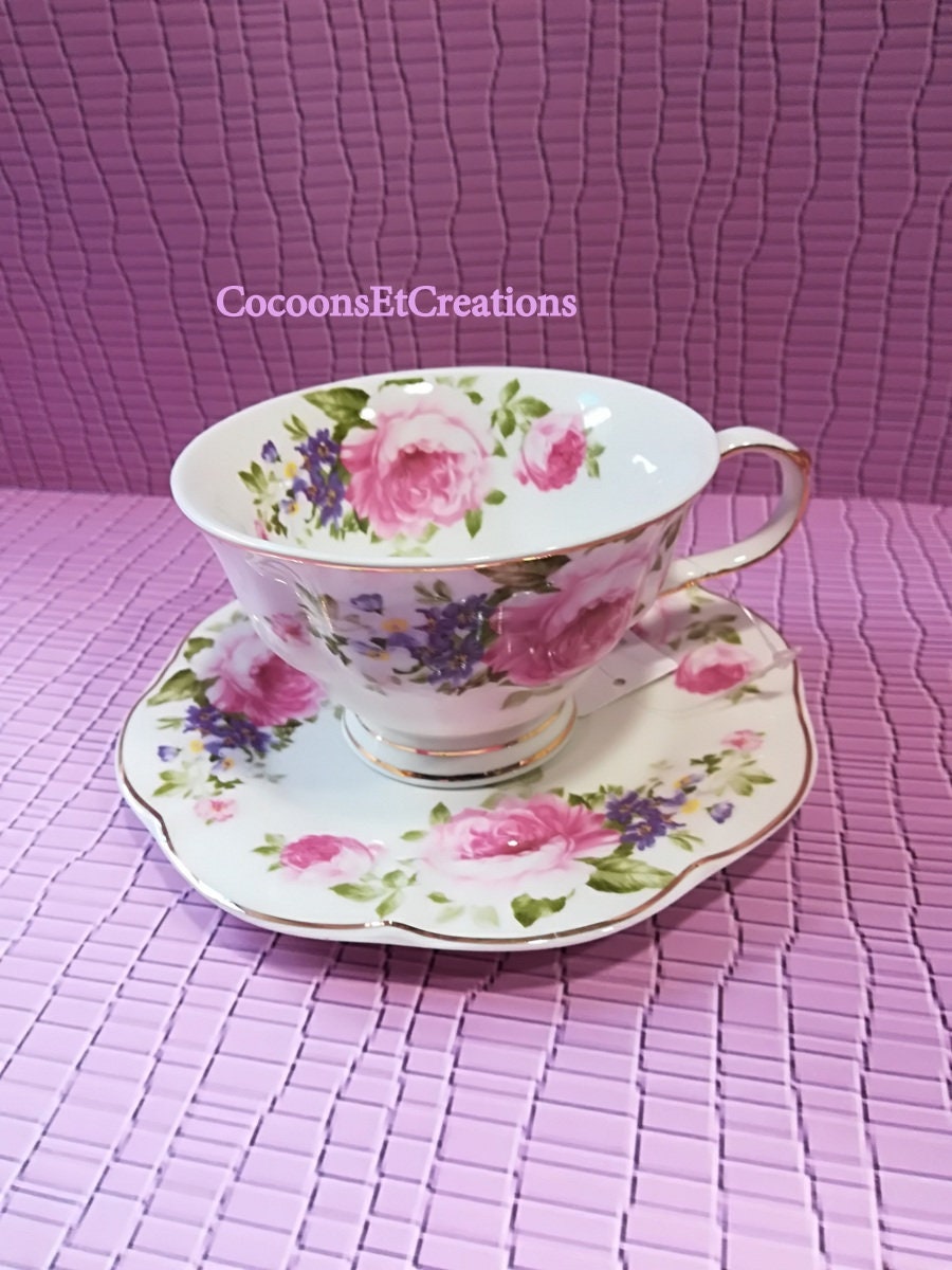 Magnifique et Raffinée Tasse à Thé, Style Anglais Shabby. Fleurs Roses