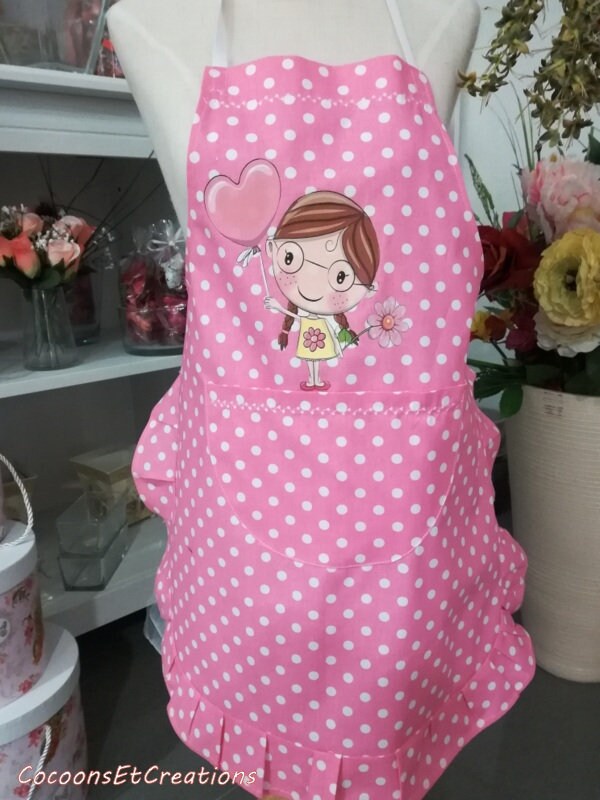 Tablier Enfant avec Volanté et Appliqué Transfert Tite Fille Au Ballon