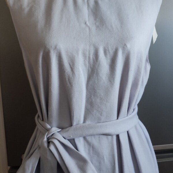 Robe tissu lin et coton couleur gris clair avec strass au bord encolure