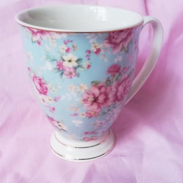 Mug  raffiné en porcelaine,  fines dorures 'or' et fleurs  Y02