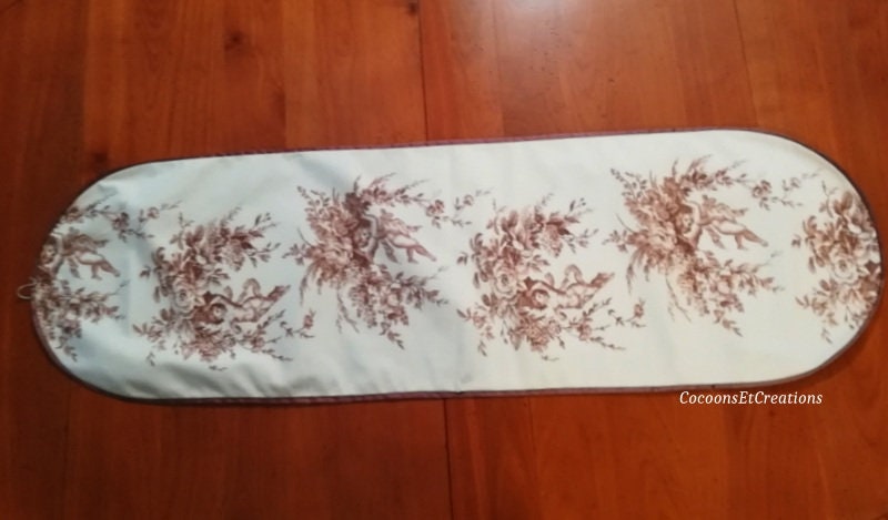 Beau et Original Chemin de Table. Tissu Toile Jouy Anges