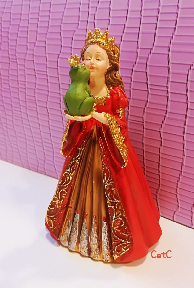statuette. Princesse de Conte Fée Prince Charmant en Grenouille