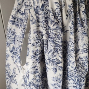 Jupe avec poches côtés en tissu toile de Jouy bleu marine et blanc W11 image 3