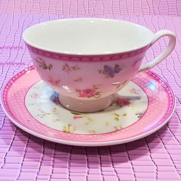 Tasse à thé, style anglais shabby. Petites fleurs roses