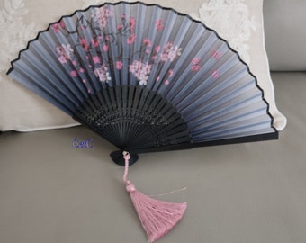 Fan/fan with pompom and pouch A18