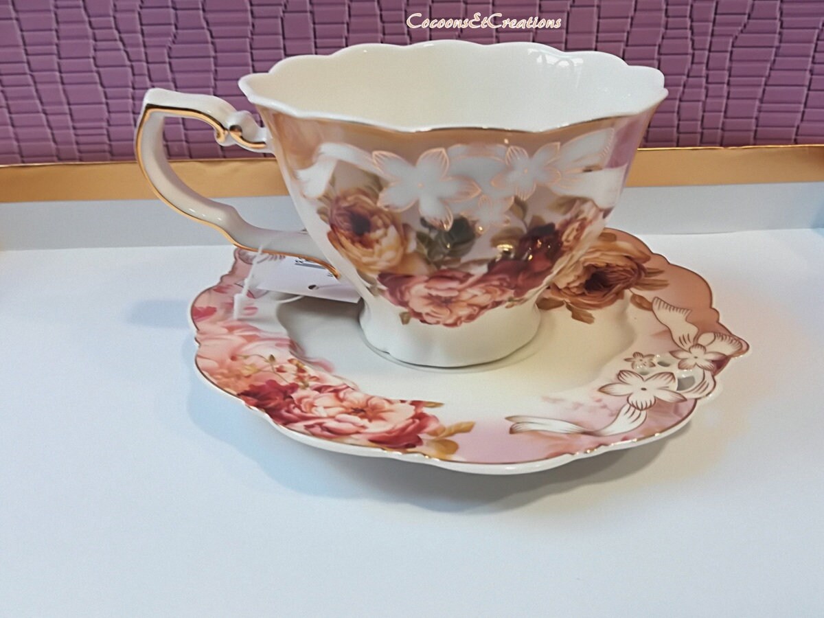 Tasse à Thé en Porcelaine, Style Anglais, Fines Dorures Or' et Fleurs