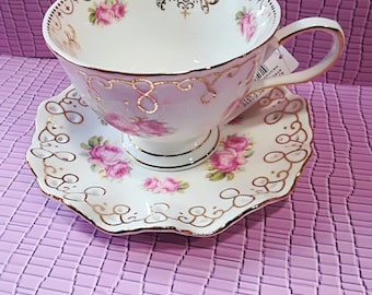 Très belle et raffinée tasse à thé, style anglais shabby. Fines Roses