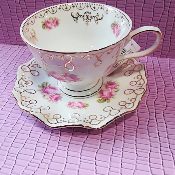 Très belle et raffinée tasse à thé, style anglais shabby. Fines Roses