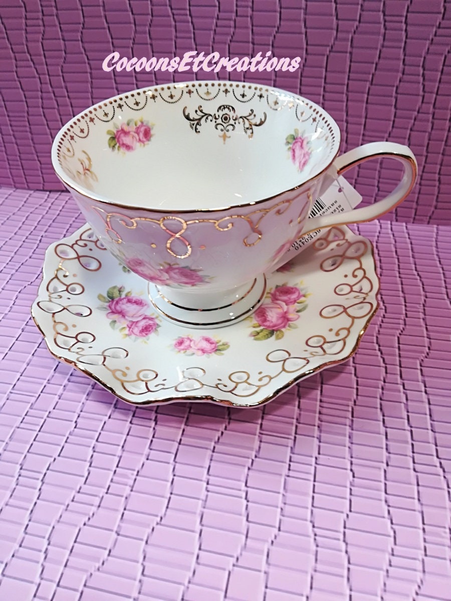 Très Belle et Raffinée Tasse à Thé, Style Anglais Shabby. Fines Roses