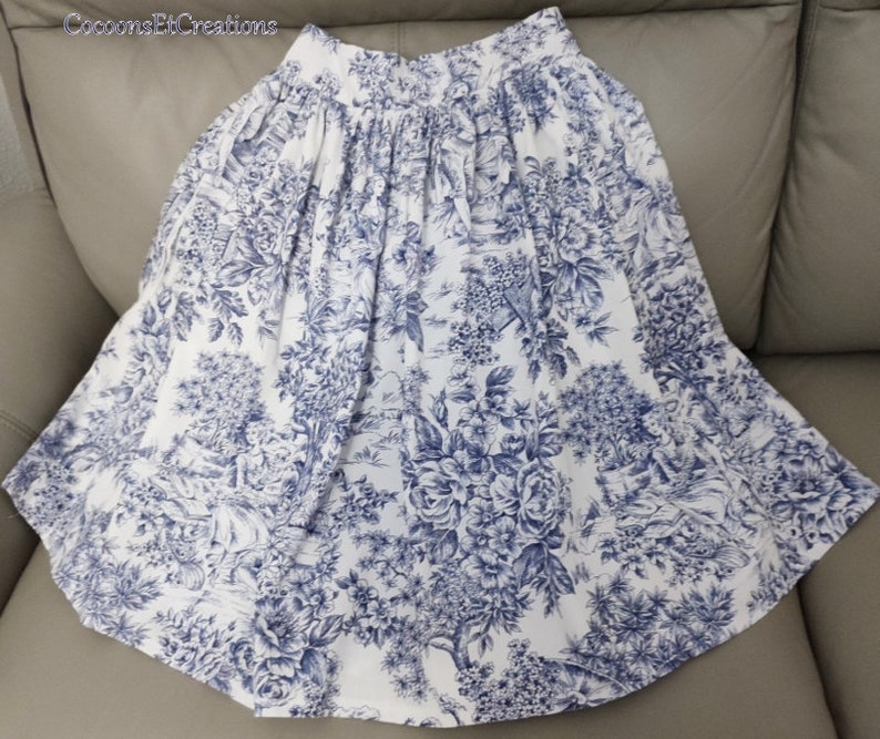 Jupe avec poches côtés en tissu toile de Jouy bleu marine et blanc W11 image 4