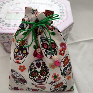 Pochette fantaisie et rigolote:  'têtes de mort'