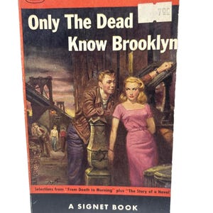 Puede incluir: Un libro de bolsillo vintage titulado Thomas Wolfe Short Stories Only The Dead Know Brooklyn. La portada presenta una ilustración de un hombre y una mujer cerca de un puente por la noche. El libro incluye el texto A Signet Book y 950.