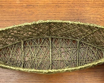 Cesta vintage con forma de barco de ratán tejido en tono dorado