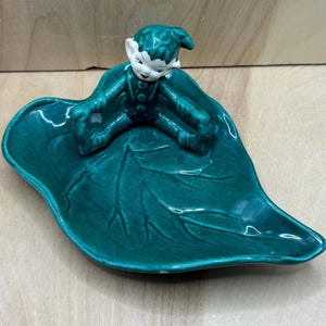 Puede incluir: Un juego de tres tazas de cerámica con un acabado mate moteado. Las tazas son de color crema, marrón claro y marrón oscuro. Cada taza tiene un diseño simple y minimalista.