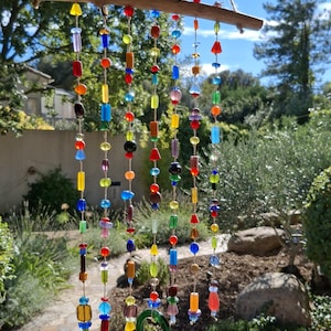 Buntes Mobile aus Treibholz und Perlen