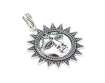 Grand pendentif soleil ethnique (73x53mm) métal argenté vieilli