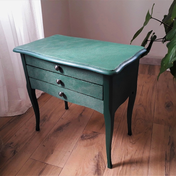 Petite commode travailleuse, Meuble d’appoint patiné Contemporain, Guéridon relooké, Desserte, Décoration d’intérieur, Déco chambre d’hôtes