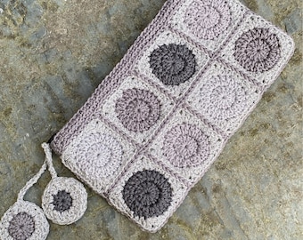 Trousse  réalisée au Crochet en dégradés de gris et lurex zippee doublure en Coton