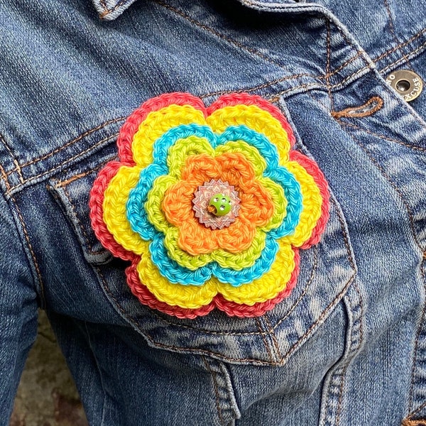 Grande Broche fleur teintes printanières réalisée au crochet vintage rétro