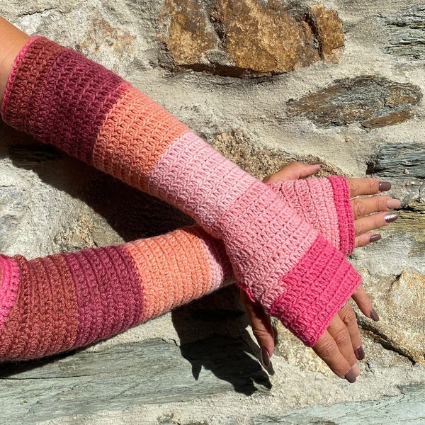 Mitaines longues réalisées au crochet taille unique pour femmes en laine rose et bourgogne