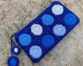 Trousse  zippée réalisée au Crochet en dégradés de bleu, granny squares, Doublée en Coton, cadeau maîtresse, handmade, fêtes des mères