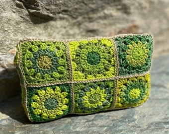 Pochette réalisée au crochet en coton mercerisé et dégradés de verts dans un esprit vintage