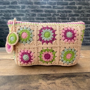 Pochette multicolore doublée et zippée réalisée au crochet, granny squares, trousse cosmétiques, bohème, vintage, unique, beige verte rose