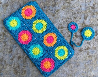 Trousse  réalisée au Crochet bleue canard, ronds et cercles multicolores, zippée doublure en Coton