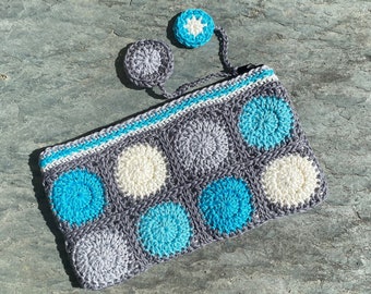 Trousse  zippée réalisée au Crochet turquoise grise et écrue, Doublée en Coton, cadeau maîtresse, handmade, fêtes des mères