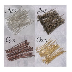 Puede incluir: Cuatro grupos de alfileres de cabeza, cada grupo es de un color diferente: plata, bronce, cobre y oro. Los grupos están etiquetados como A156, J145, Q28 y O210.