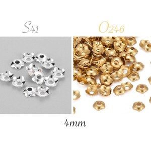 Peut inclure: Gros plan sur deux tas de petits capuchons de perles en métal de forme florale, argentés et dorés. Les capuchons mesurent 4 mm. Le texte "S41" et "O246" est visible sur l'image.